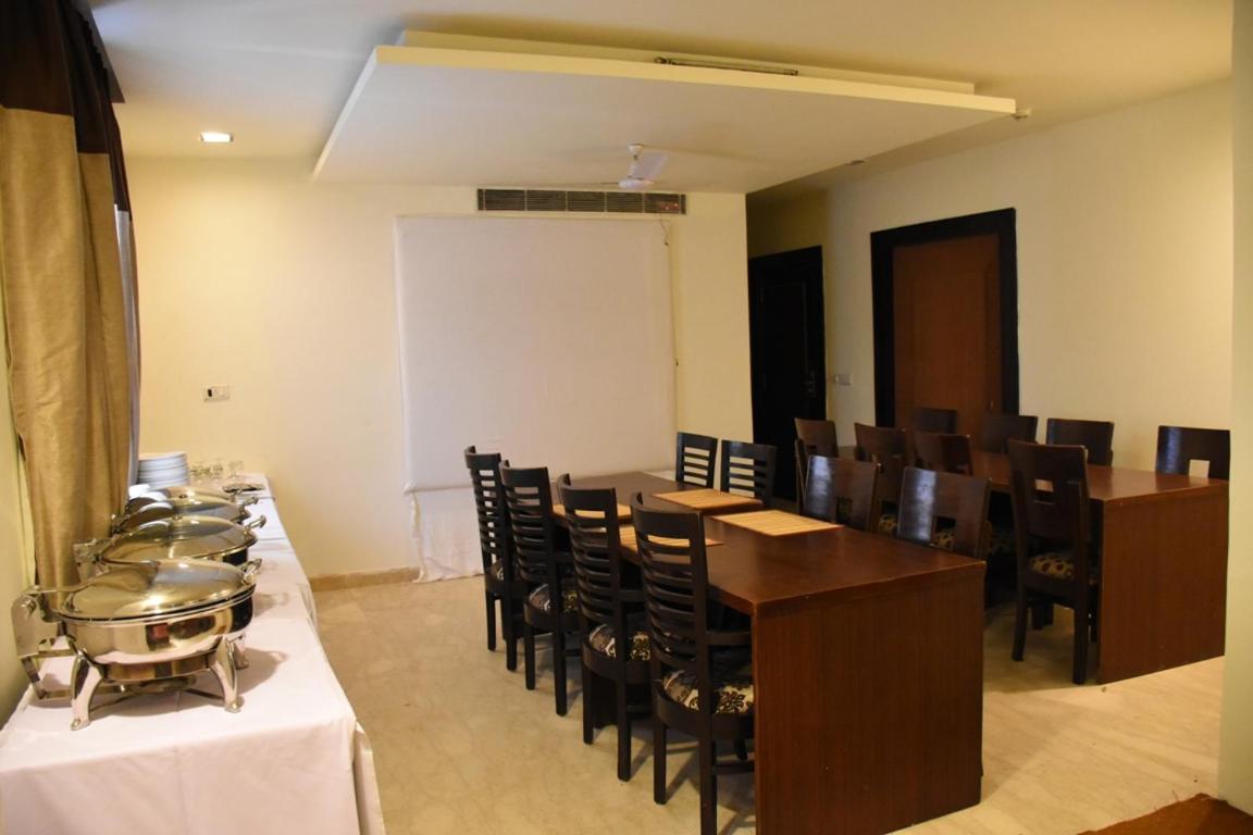 Aaron Residency Hotel 2*